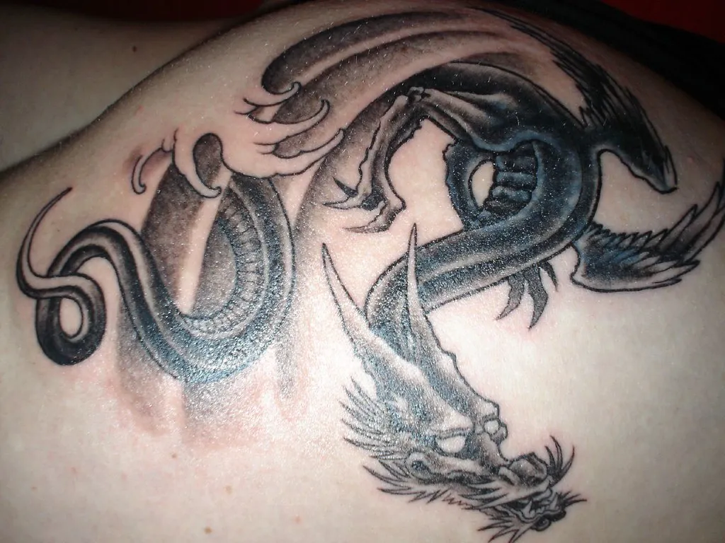 Dragón enroscado, Espalda · dos sesiones. Tatuaje de muestra.