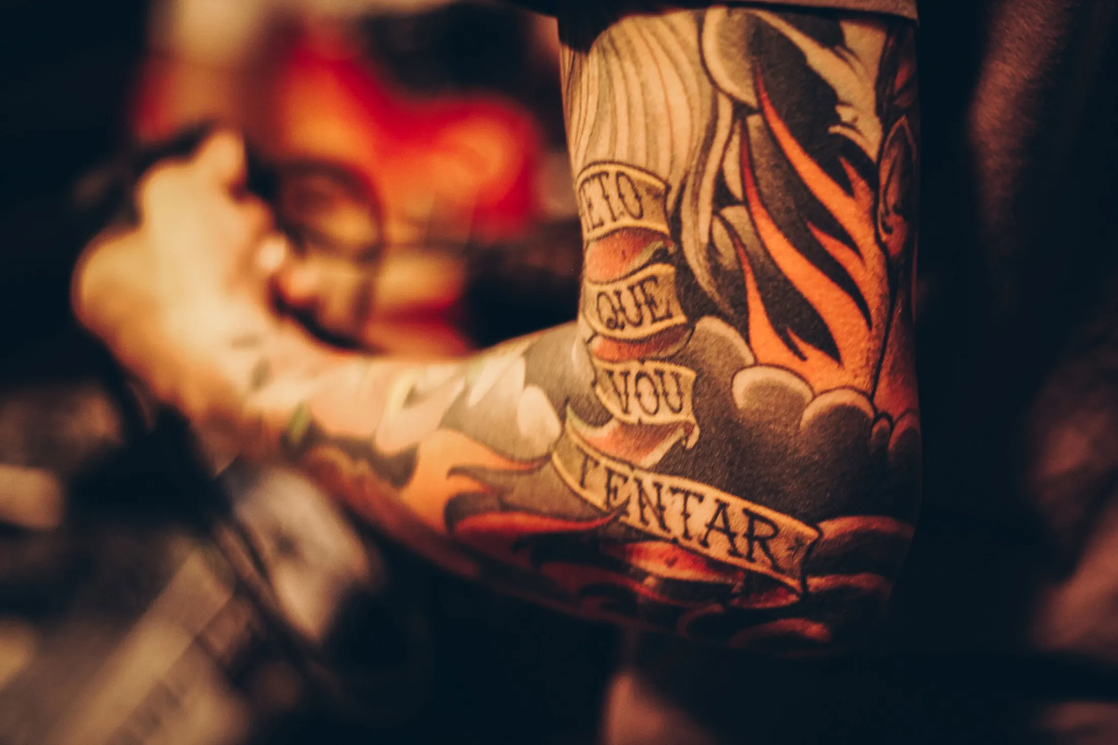 Letras que abrazan, Antebrazo · lettering. Tatuaje de muestra.