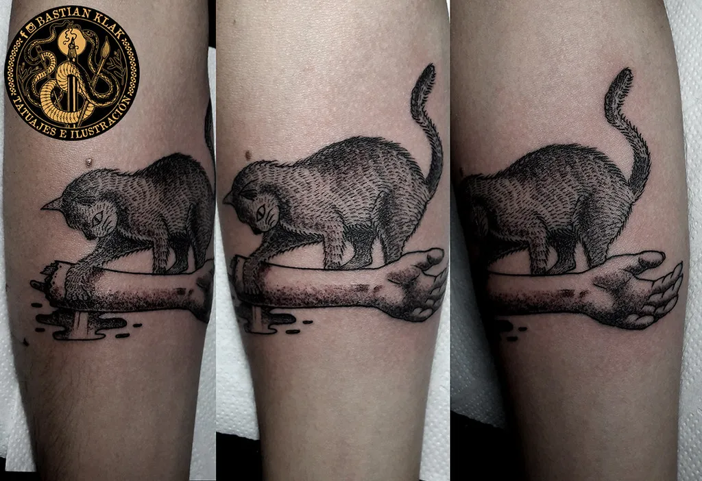 Gato y tintero, Pierna · blackwork. Tatuaje de muestra.